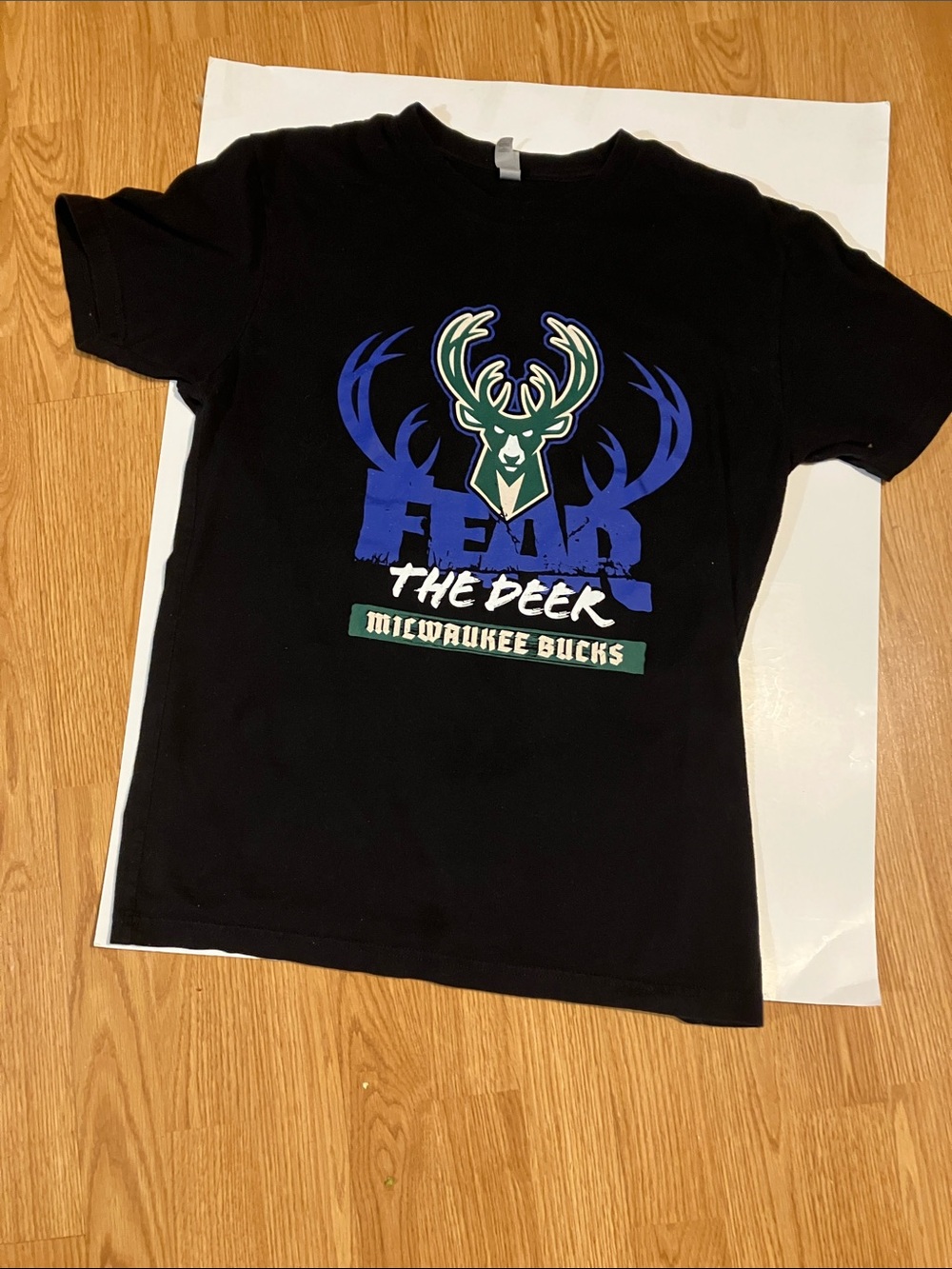 Milwaukee Bucks Men’s M black short-sleeve black T shirt w/Fear the Deer graphic